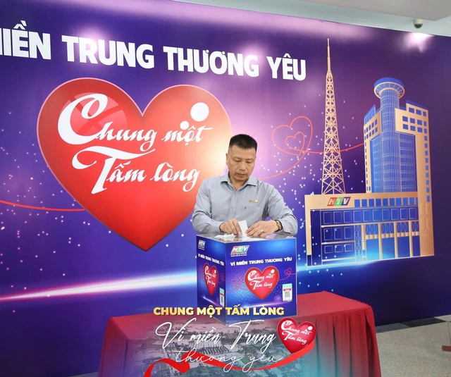 Sôi nổi không khí quyên góp quỹ "Chung một tấm lòng: Vì miền Trung thương yêu" - Ảnh 2.