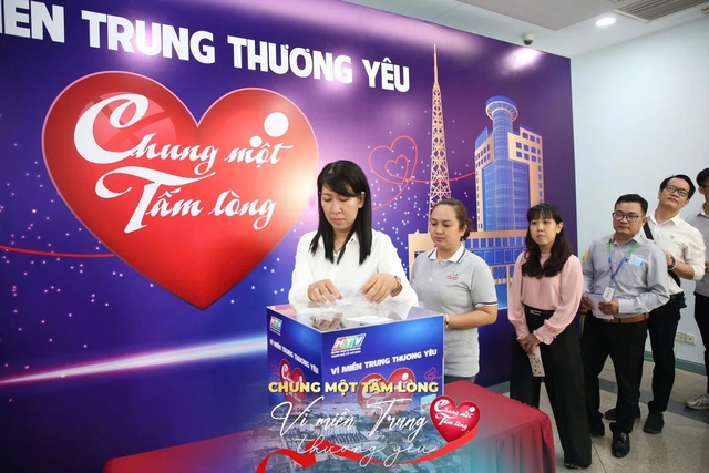 Sôi nổi không khí quyên góp quỹ "Chung một tấm lòng: Vì miền Trung thương yêu" - Ảnh 8.