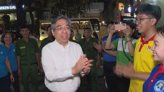 Lãnh đạo TP. Hồ Chí Minh thăm, động viên tình nguyện viên - Ảnh 1.