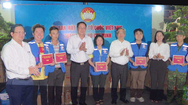 Lãnh đạo TP. Hồ Chí Minh thăm, động viên tình nguyện viên - Ảnh 2.