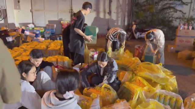 Tuổi trẻ hướng về miền Trung: những bàn tay nối yêu thương - Ảnh 1.