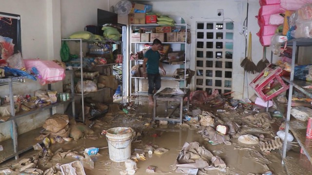 Khánh Hòa nỗ lực ổn định sau cơn lũ lụt lịch sử - Ảnh 1.