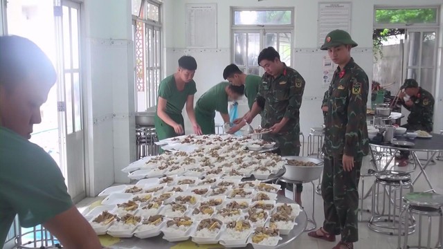 Khánh Hòa nỗ lực ổn định sau cơn lũ lụt lịch sử - Ảnh 3.