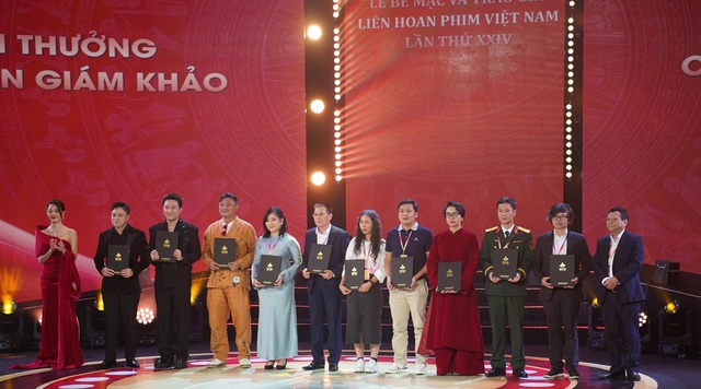 "Mưa đỏ" thắng lớn với 5 giải tại Liên hoan phim Việt Nam lần thứ 24 - Ảnh 37.