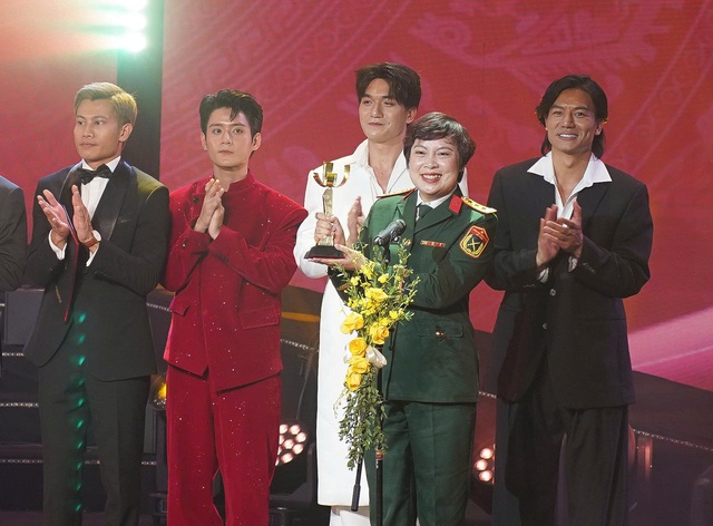 "Mưa đỏ" thắng lớn với 5 giải tại Liên hoan phim Việt Nam lần thứ 24 - Ảnh 64.