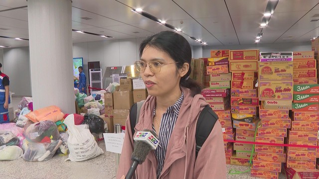 Metro số 1 tiếp nhận gần 300 tấn hàng hóa ủng hộ đồng bào miền Trung - Ảnh 1.