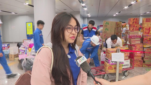 Metro số 1 tiếp nhận gần 300 tấn hàng hóa ủng hộ đồng bào miền Trung - Ảnh 2.