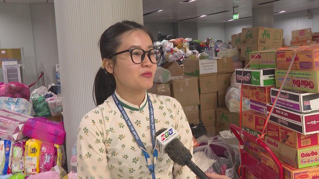 Metro số 1 tiếp nhận gần 300 tấn hàng hóa ủng hộ đồng bào miền Trung - Ảnh 3.