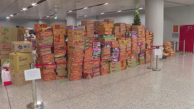 Metro số 1 tiếp nhận gần 300 tấn hàng hóa ủng hộ đồng bào miền Trung - Ảnh 6.