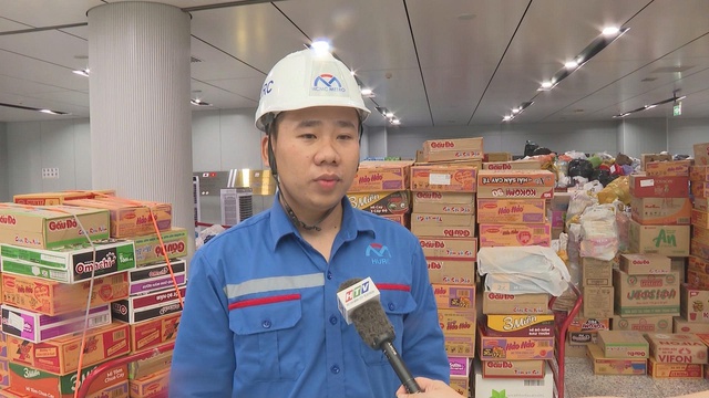 Metro số 1 tiếp nhận gần 300 tấn hàng hóa ủng hộ đồng bào miền Trung - Ảnh 4.