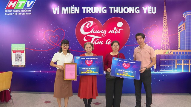 Đại diện kiều bào đến ủng hộ quỹ "Chung một tấm lòng" - Ảnh 1.