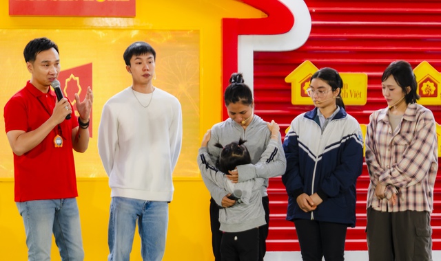 Cô bé mất cha đúng Mùng 1 Tết khiến các nghệ sĩ xót xa - Mái ấm gia đình Việt - Ảnh 9.