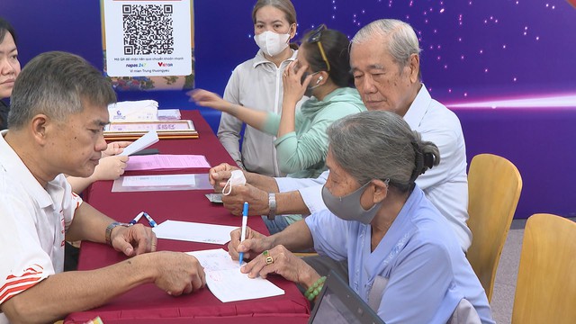 Nhiều người dân TP. Hồ Chí Minh tiếp tục ủng hộ đồng bào miền Trung bị thiên tai lũ lụt tại quỹ "Chung một tấm lòng" - Ảnh 2.