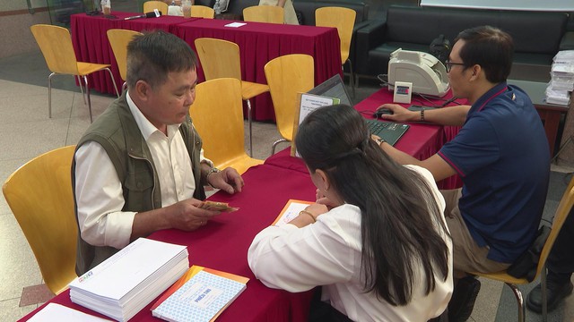 Nhiều người dân TP. Hồ Chí Minh tiếp tục ủng hộ đồng bào miền Trung bị thiên tai lũ lụt tại quỹ "Chung một tấm lòng" - Ảnh 3.