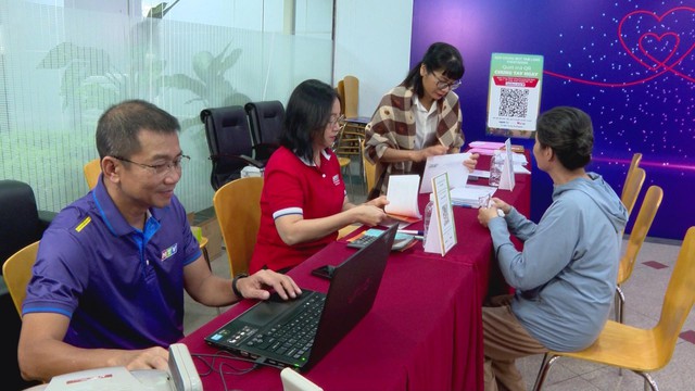 Nhiều người dân TP. Hồ Chí Minh tiếp tục ủng hộ đồng bào miền Trung bị thiên tai lũ lụt tại quỹ "Chung một tấm lòng" - Ảnh 5.