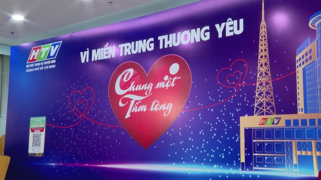 Nhiều người dân TP. Hồ Chí Minh tiếp tục ủng hộ đồng bào miền Trung bị thiên tai lũ lụt tại quỹ "Chung một tấm lòng" - Ảnh 1.