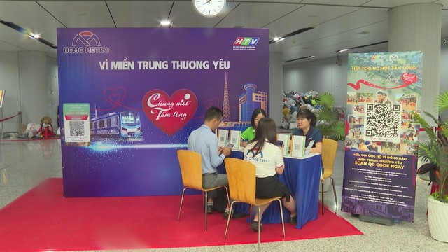 Người dân TP.HCM chung tay ủng hộ đồng bào miền Trung tại các ga Metro số 1 - Ảnh 1.