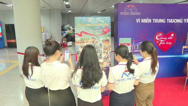 Người dân TP.HCM chung tay ủng hộ đồng bào miền Trung tại các ga Metro số 1 - Ảnh 3.