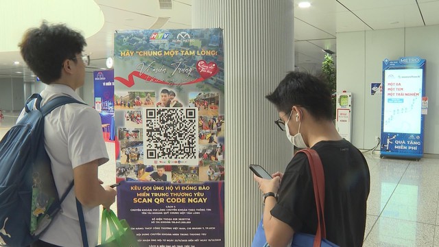 Người dân TP.HCM chung tay ủng hộ đồng bào miền Trung tại các ga Metro số 1 - Ảnh 4.