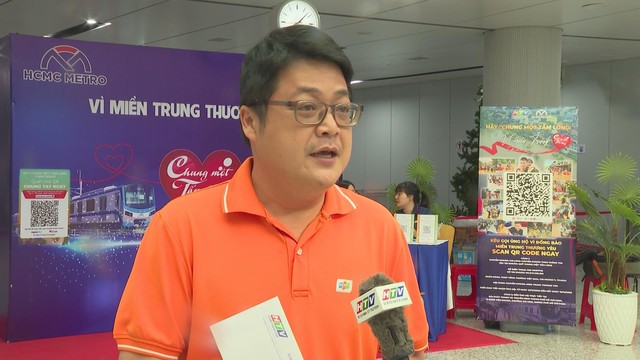 Người dân TP.HCM chung tay ủng hộ đồng bào miền Trung tại các ga Metro số 1 - Ảnh 5.