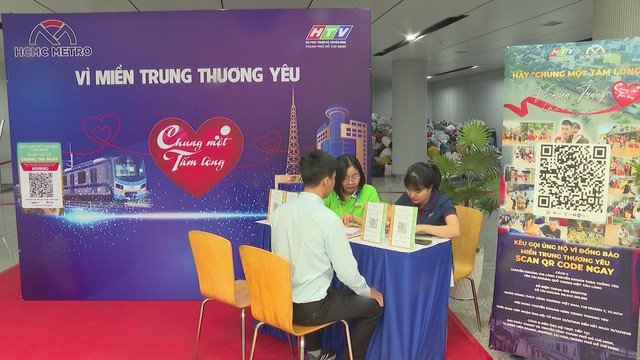 Người dân TP.HCM chung tay ủng hộ đồng bào miền Trung tại các ga Metro số 1 - Ảnh 6.