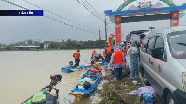 TP. Hồ Chí Minh huy động mọi nguồn lực giúp bà con vùng lũ khắc phục hậu quả - Ảnh 3.