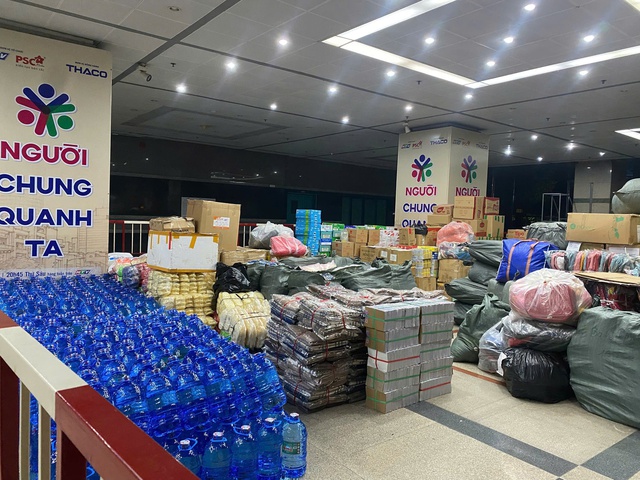 Những chuyến xe nghĩa tình "Chung một tấm lòng: Vì miền Trung thương yêu"! - Ảnh 1.