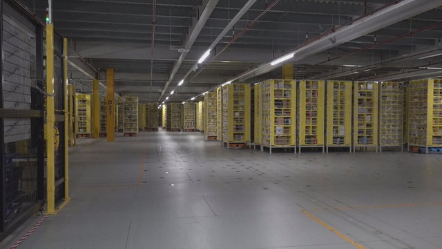 Kho hàng bận rộn nhưng vắng bóng người của Amazon - Ảnh 1.