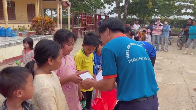 TP. Hồ Chí Minh chung tay cùng Khánh Hòa vượt qua sau bão lũ - Ảnh 2.