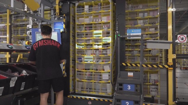 Kho hàng bận rộn nhưng vắng bóng người của Amazon - Ảnh 3.