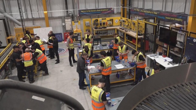 Kho hàng bận rộn nhưng vắng bóng người của Amazon - Ảnh 2.