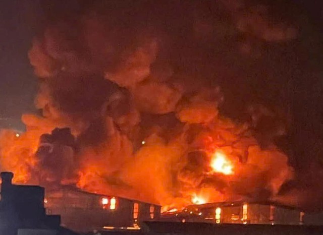 Cháy lớn tại công ty sản xuất bỉm ở Bắc Ninh, khói bốc cao hàng chục mét - Ảnh 1.