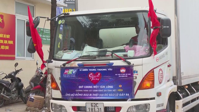 Những chuyến xe đêm HTV kịp thời về với vùng lũ miền Trung - Ảnh 1.