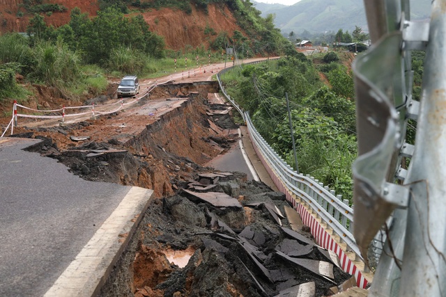 Đèo Khánh Lê sạt lở nặng, nhiều điểm phải nổ mìn khắc phục - Ảnh 2.
