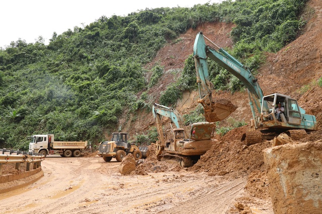 Đèo Khánh Lê sạt lở nặng, nhiều điểm phải nổ mìn khắc phục - Ảnh 3.