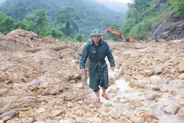 Đèo Khánh Lê sạt lở nặng, nhiều điểm phải nổ mìn khắc phục - Ảnh 4.