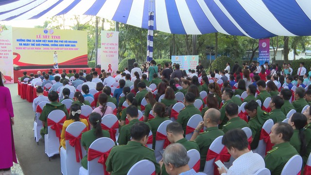 Lễ mít tinh cấp quốc gia hưởng ứng 35 năm Việt Nam ứng phó HIV/AIDS - Ảnh 1.