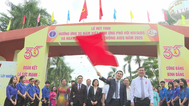 Lễ mít tinh cấp quốc gia hưởng ứng 35 năm Việt Nam ứng phó HIV/AIDS - Ảnh 4.