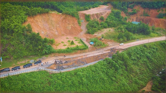 Đường đèo Khánh Lê sạt lở nghiêm trọng, nhiều điểm phải nổ mìn khắc phục - Ảnh 1.