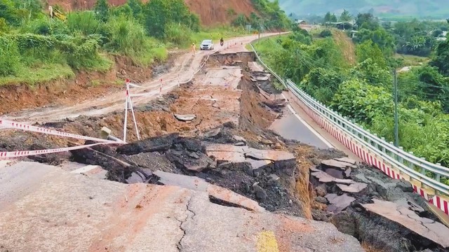 Đường đèo Khánh Lê sạt lở nghiêm trọng, nhiều điểm phải nổ mìn khắc phục - Ảnh 3.