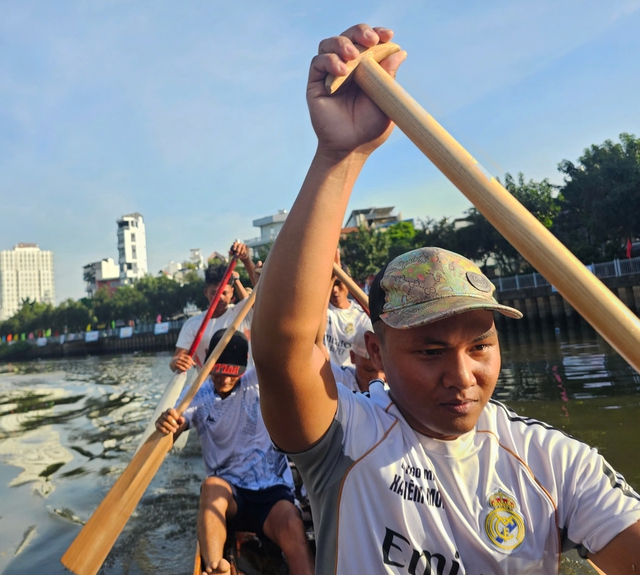 NewZround: Kịch tính màn đua ghe Ngo trên kênh Nhiêu Lộc - TP. Hồ Chí Minh - Ảnh 1.