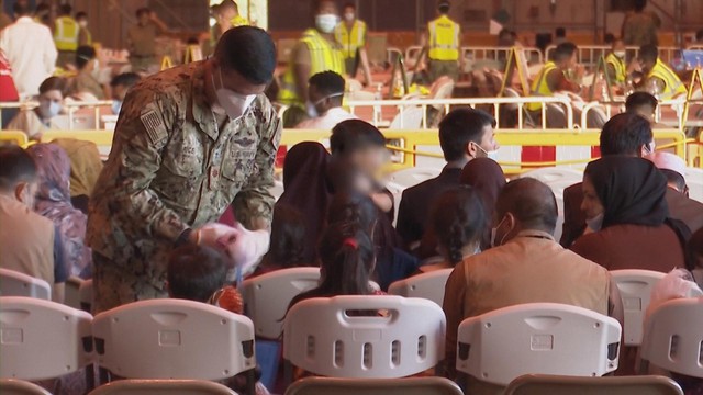 Mỹ tạm dừng cấp quy chế xin tị nạn - Ảnh 2.