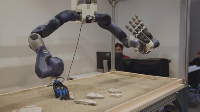 Italia: Thử nghiệm robot tái tạo hiện vật khảo cổ - Ảnh 1.