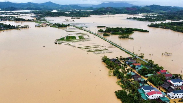 Lũ trên sông Hương và sông Bồ vượt báo động 3, nguy cơ ngập lụt diện rộng - Ảnh 1.