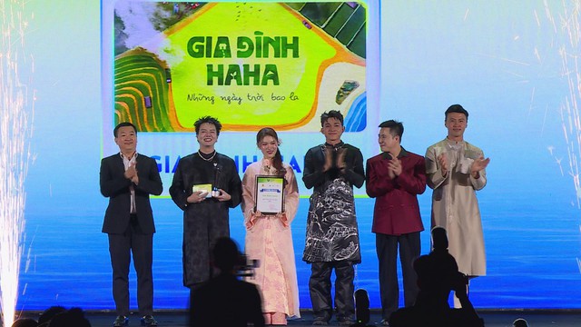 Hòa Minzy được vinh danh tại giải thưởng nhà sáng tạo nội dung số việt nam 2025 - Ảnh 4.