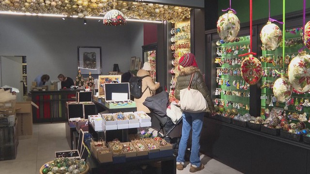 Ba Lan: Xưởng sản xuất trái châu thủy tinh rộn ràng mùa Noel - Ảnh 1.