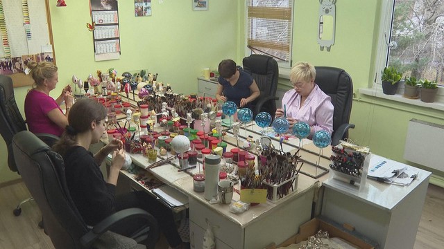 Ba Lan: Xưởng sản xuất trái châu thủy tinh rộn ràng mùa Noel - Ảnh 2.