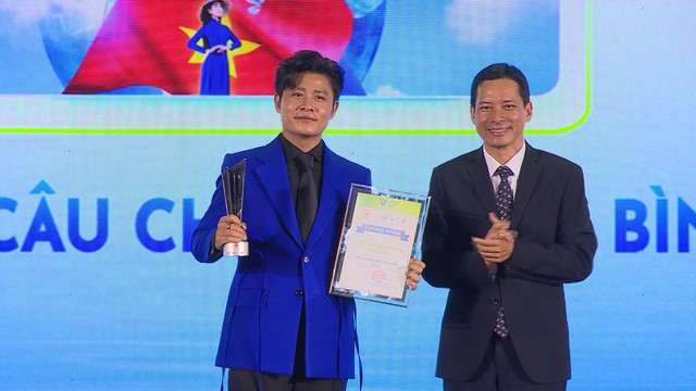 Hòa Minzy được vinh danh tại giải thưởng nhà sáng tạo nội dung số việt nam 2025 - Ảnh 3.