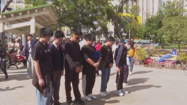 Hong Kong (Trung Quốc): Tưởng niệm nạn nhân cháy chung cư - Ảnh 2.