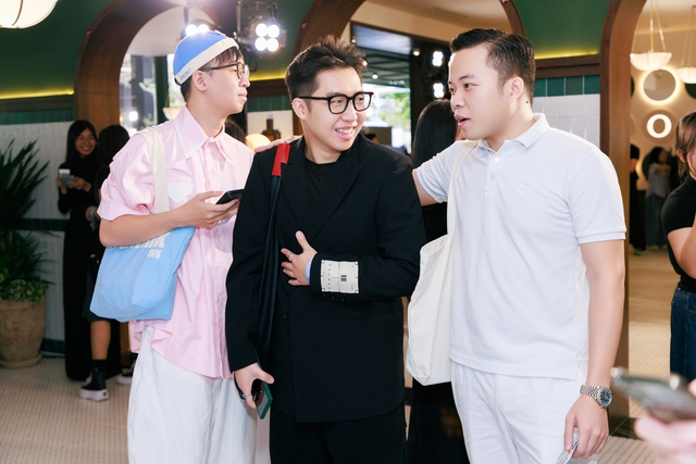 Giới trẻ tại TP. Hồ Chí Minh xếp hàng trải nghiệm Quán Meta AI - Nơi món ăn AI bước ra đời thực - Ảnh 2.